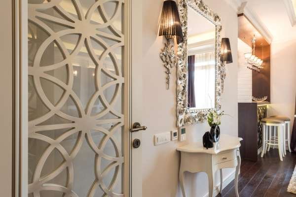 Adding Accents: Complementing Mirrors with Art and Decor